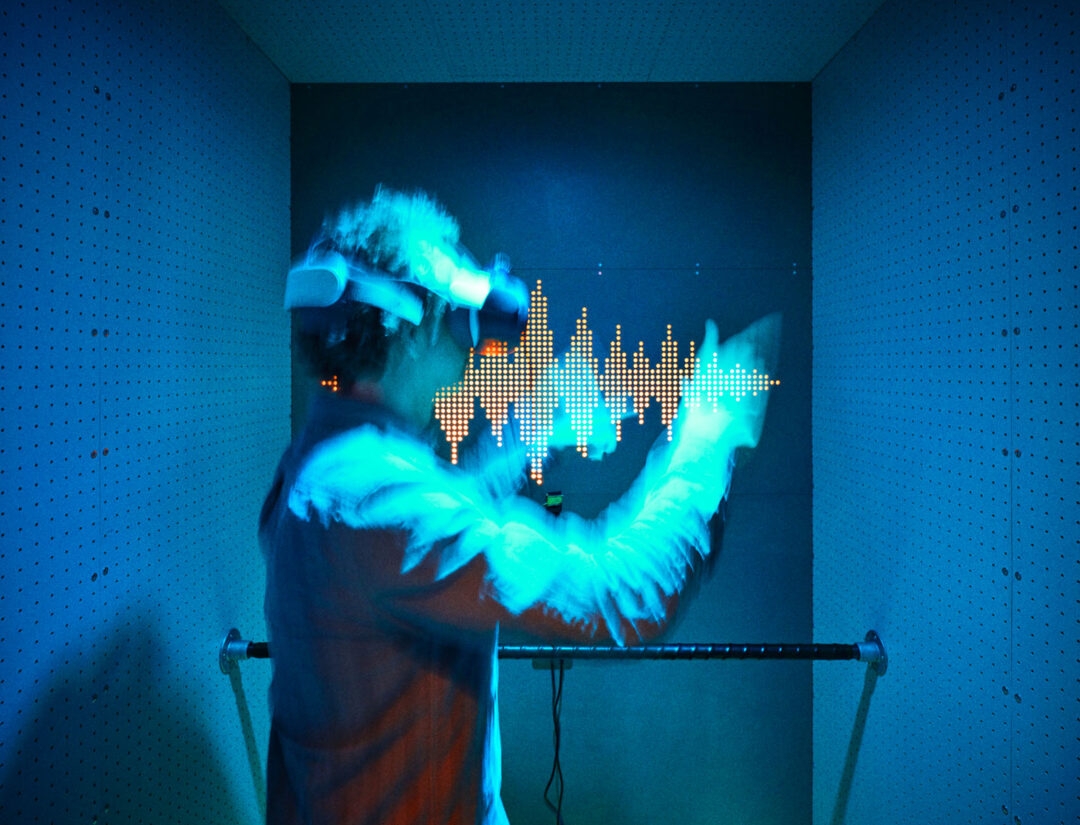 En gäst testar VR karaoke på Avicii Experience