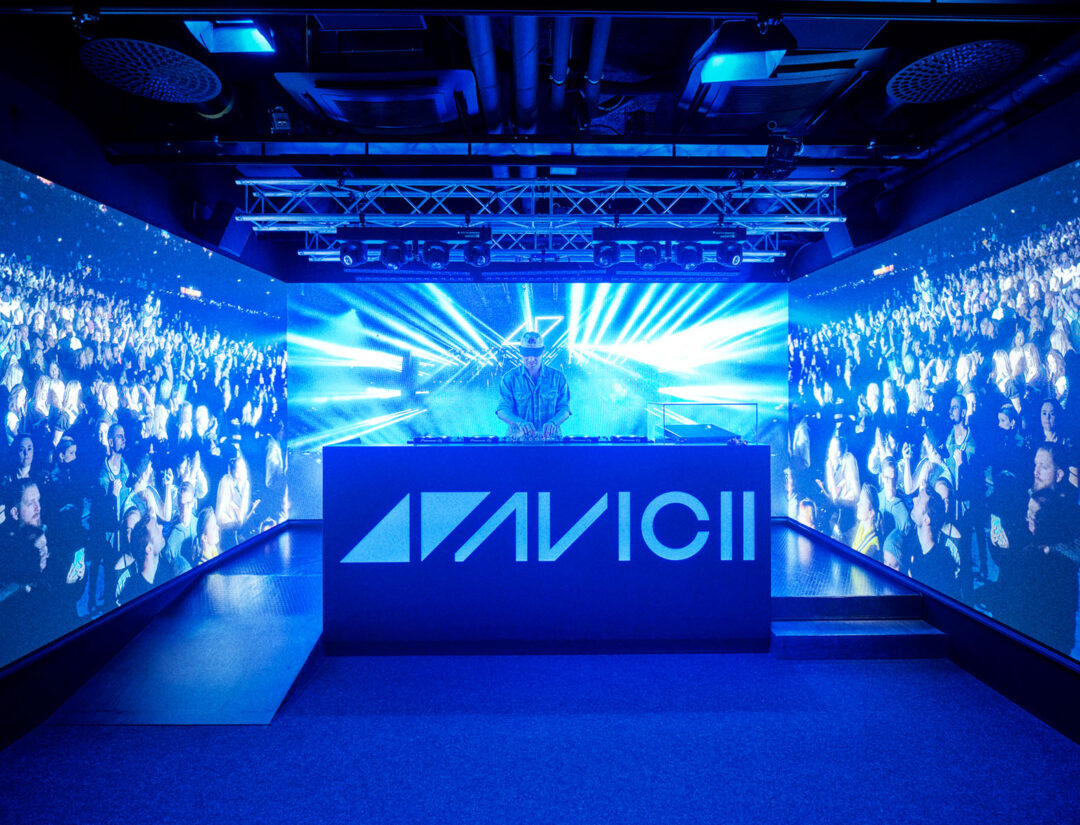 En besökare testar att vara DJ i konsertrummet på Avicii Experience